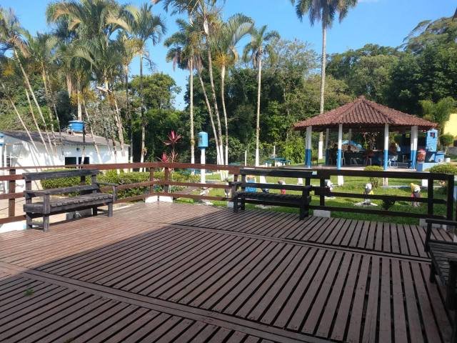 Deck de convivência com quiosque e área verde na unidade parceira de Itapecerica da Serra