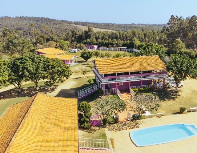 Vista aérea de unidade parceira feminina em Itu, com piscina e área verde