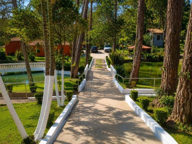 Alameda arborizada com lago na unidade parceira masculina em Suzano